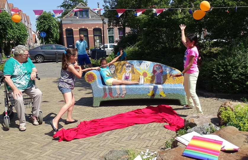 Onthulling social sofa, mede door Waterweg Wonen