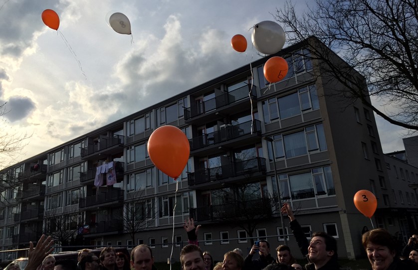 Feestelijke ballonnen bij eerste paal Samuel Esmeijerstraat